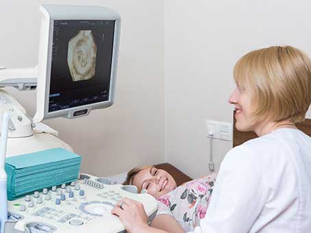 Emotionale und gesundheitliche Risiken der Leihmutterschaft: Herausforderungen für die Leihmutter im Reproduktionsprogramm foto Emotionale und gesundheitliche Risiken der Leihmutterschaft: Herausforderungen für die Leihmutter im Reproduktionsprogramm Bild
