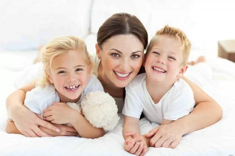 Einzigartige Fälle der Kindergeburt foto Einzigartige Fälle der Kindergeburt Bild