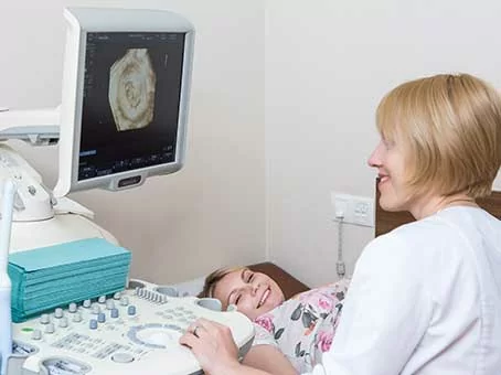 Emotionale und gesundheitliche Risiken der Leihmutterschaft: Herausforderungen für die Leihmutter im Reproduktionsprogramm foto Emotionale und gesundheitliche Risiken der Leihmutterschaft: Herausforderungen für die Leihmutter im Reproduktionsprogramm Bild